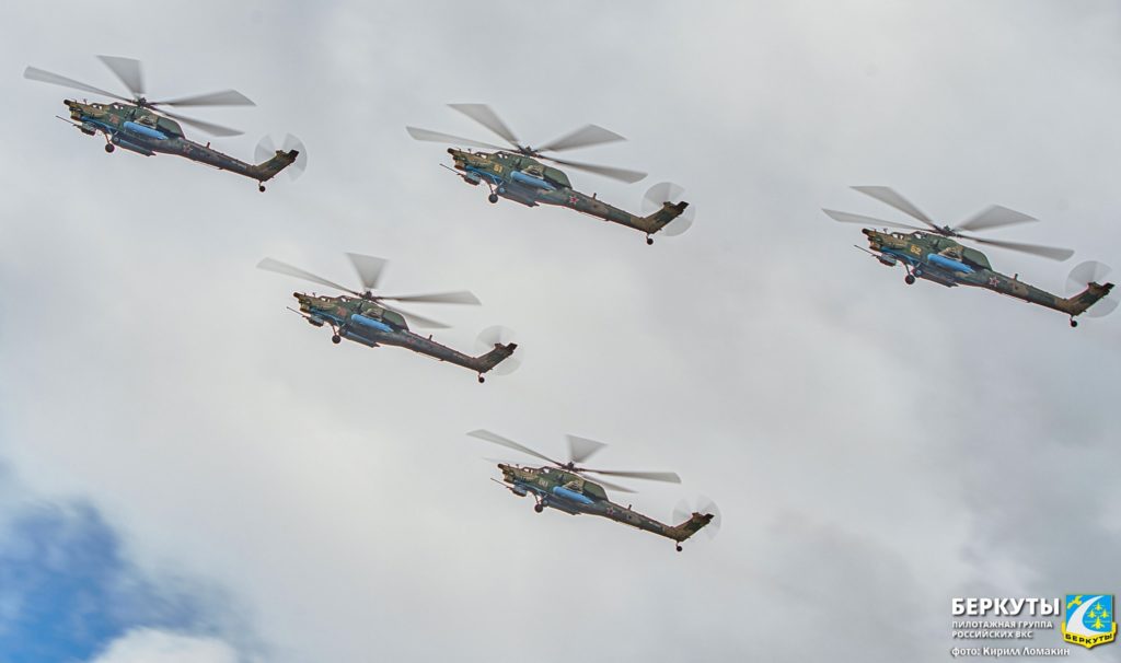 Пилотажная группа "Беркуты" отмечает день рождения тренировками Парада Победы
