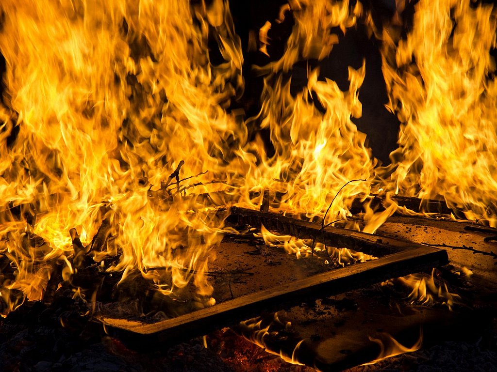 Пожарные спасли женщину из горящего дома в Твери Пожарные спасли женщину из горящего дома в Твери