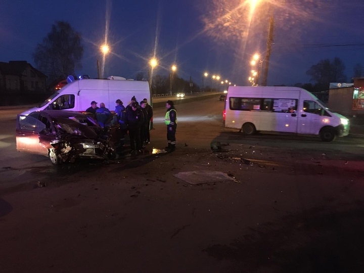 В Твери легковушка врезалась в мусоровоз, есть пострадавший В Твери легковушка врезалась в мусоровоз, есть пострадавший