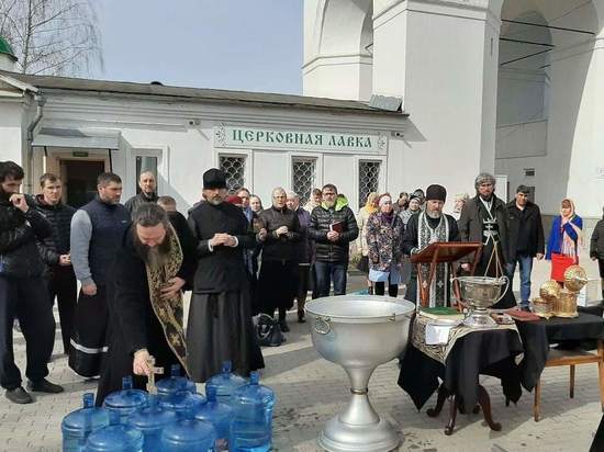 Священнослужители окропили город в Тверской области святой водой Священнослужители окропили город в Тверской области святой водой