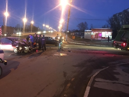 В Твери легковушка врезалась в мусоровоз, есть пострадавший