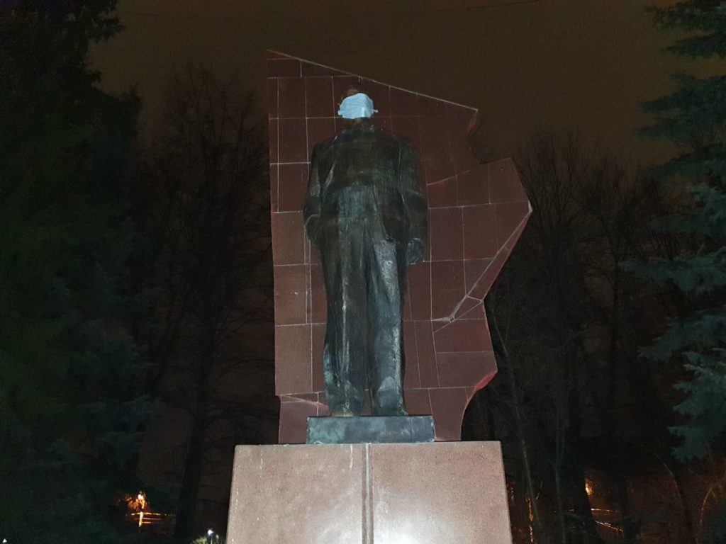 В Твери "защитили" памятники с помощью масок