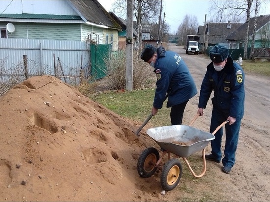 В Тверской области сотрудники МЧС помогли пенсионерам с садовыми работами В Тверской области сотрудники МЧС помогли пенсионерам с садовыми работами
