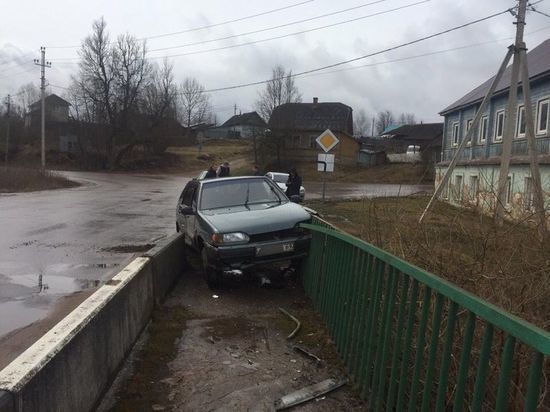 Автомобиль влетел в ограду моста в Тверской области Автомобиль влетел в ограду моста в Тверской области