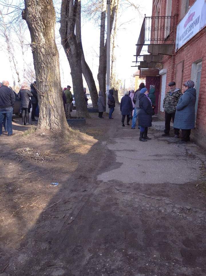 В Тверской области люди стоят в очереди за масками
