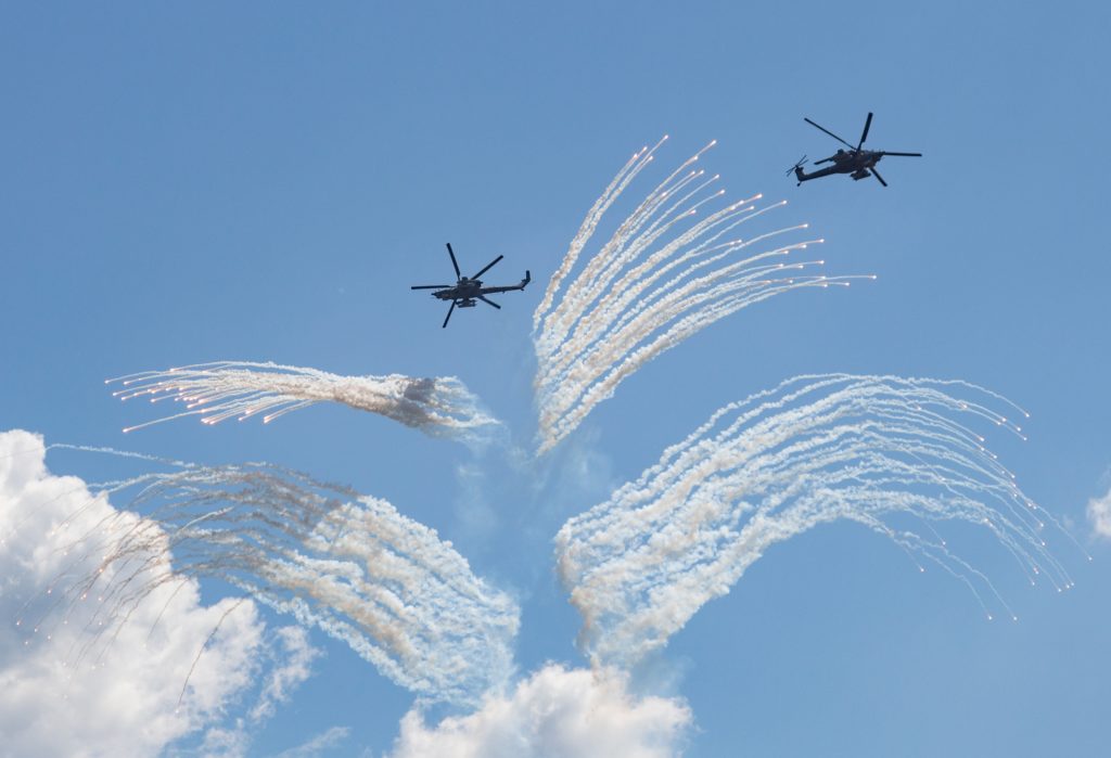 Пилотажная группа "Беркуты" отмечает день рождения тренировками Парада Победы