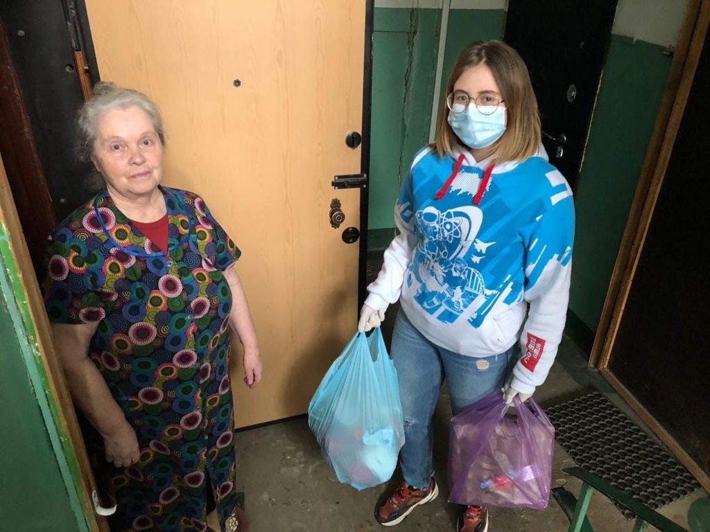 Тверские волонтеры развозят продукты и медикаменты