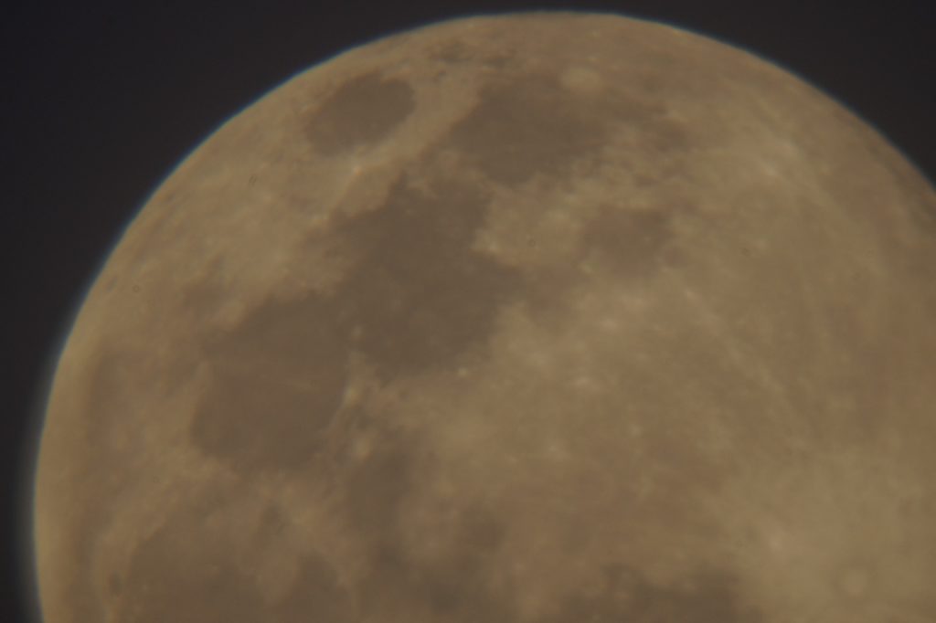 Жители Тверской области делятся фотографиями суперлуния