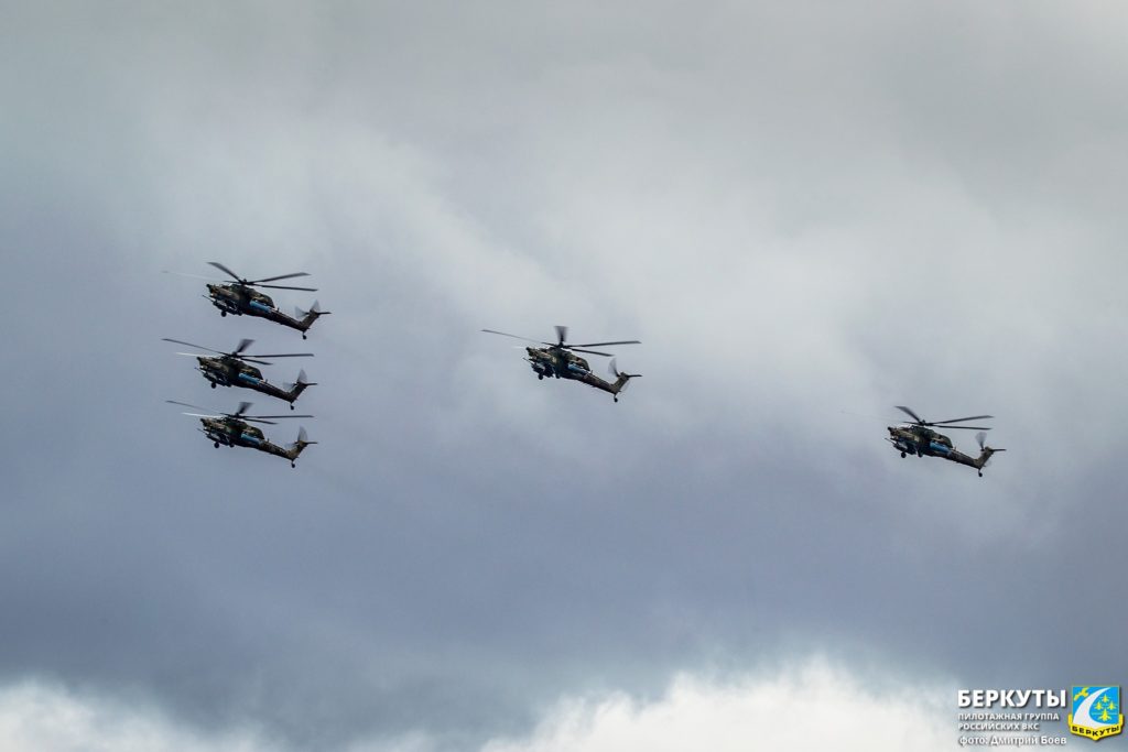 Пилотажная группа "Беркуты" отмечает день рождения тренировками Парада Победы