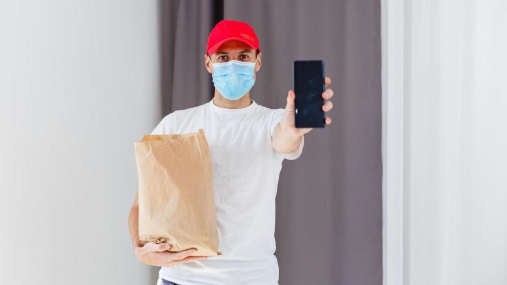 Тверской Роспотребнадзор рассказал, как курьер должен обращаться с едой Тверской Роспотребнадзор рассказал, как курьер должен обращаться с едой