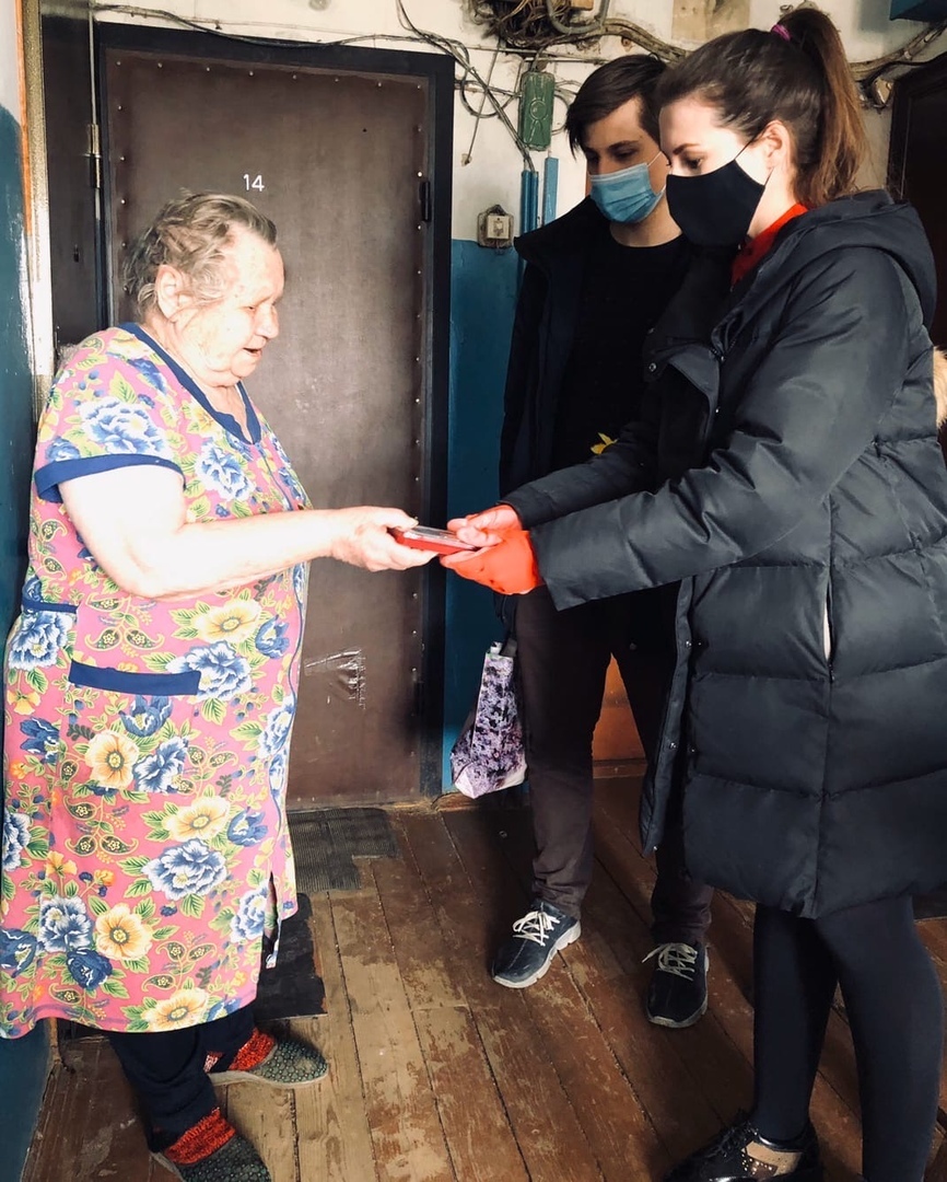 В Твери участники "Волонтёрской роты" вручили труженице тыла юбилейную медаль к 75-летию Победы