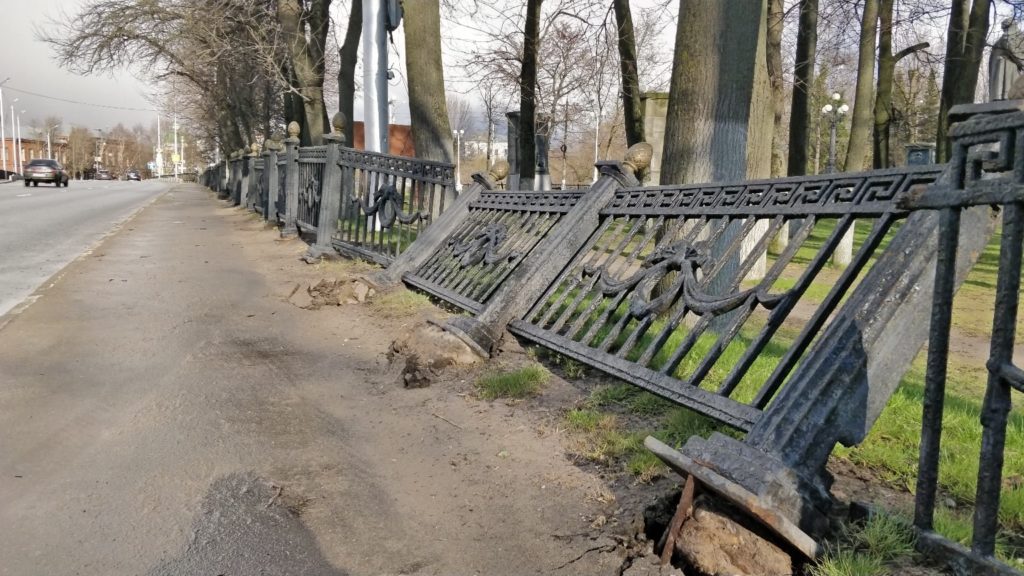 Неизвестные сломали ограду в сквере в Твери