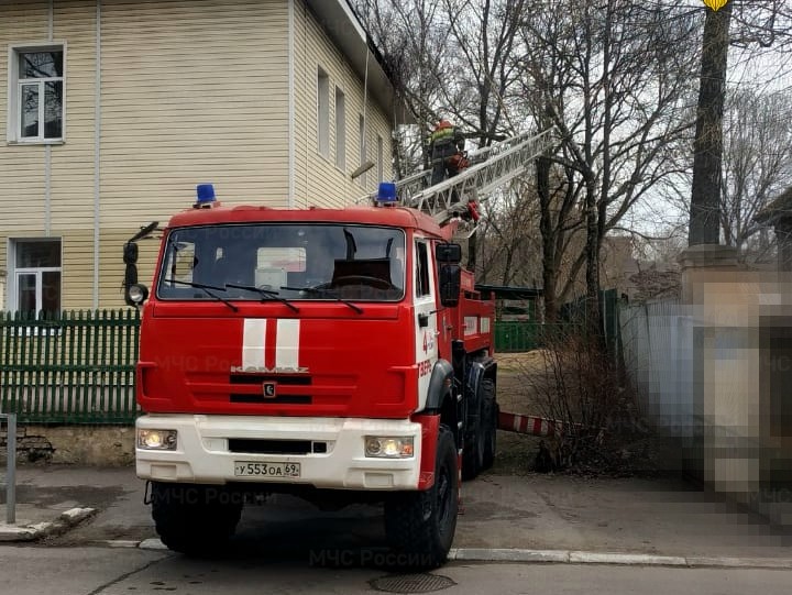 Тверские спасатели расчистили крышу садика Тверские спасатели расчистили крышу садика