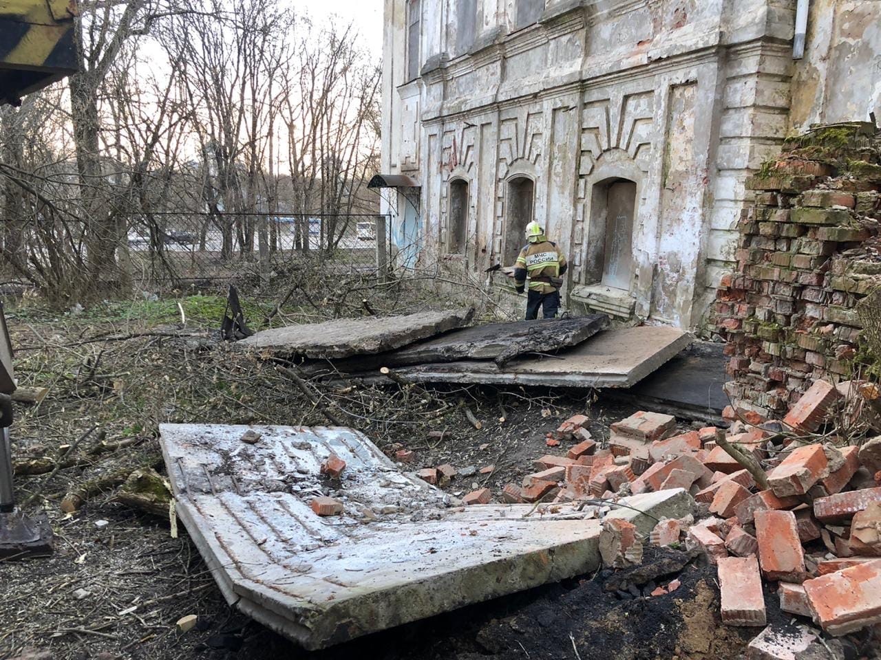 В Тверской области обрушилась пристройка церкви В Тверской области обрушилась пристройка церкви