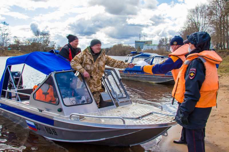 В Тверской области МЧС патрулирует реки и отправляет домой нарушивших самоизоляцию
