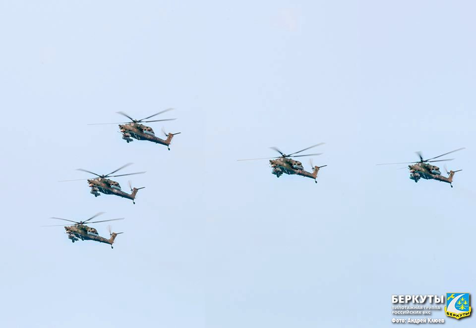 Пилотажная группа "Беркуты" отмечает день рождения тренировками Парада Победы
