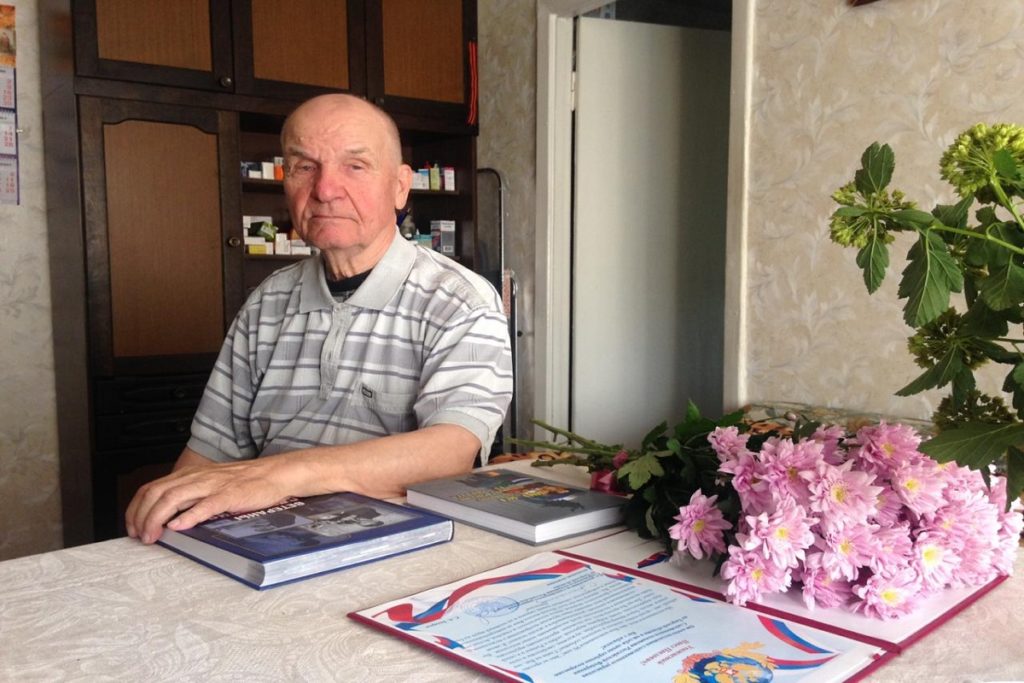 В Тверской области сотрудники Следственного комитета привезли ветерану продукты