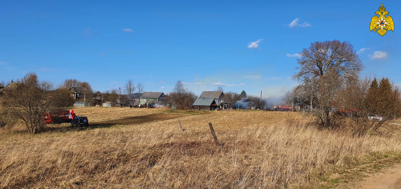 Деревню в Тверской области тушили несколько пожарных частей