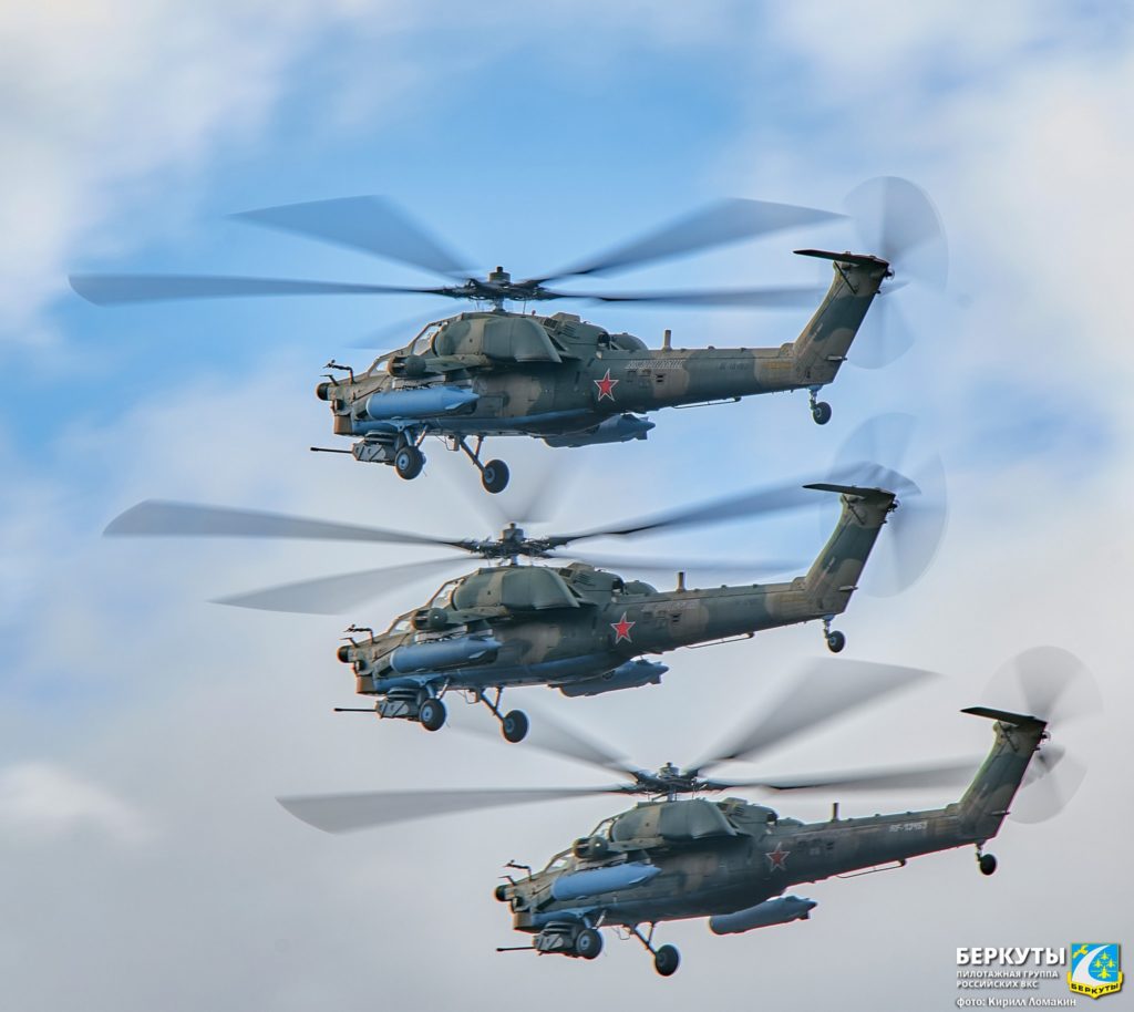 Пилотажная группа "Беркуты" отмечает день рождения тренировками Парада Победы