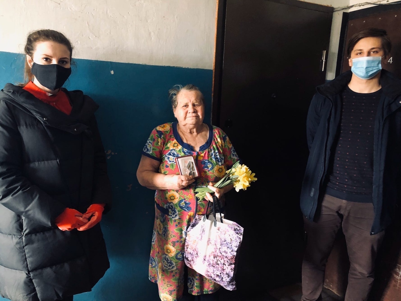 В Твери участники "Волонтёрской роты" вручили труженице тыла юбилейную медаль к 75-летию Победы