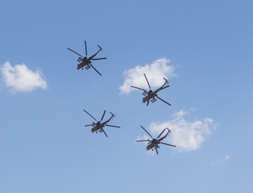 Пилотажная группа "Беркуты" отмечает день рождения тренировками Парада Победы