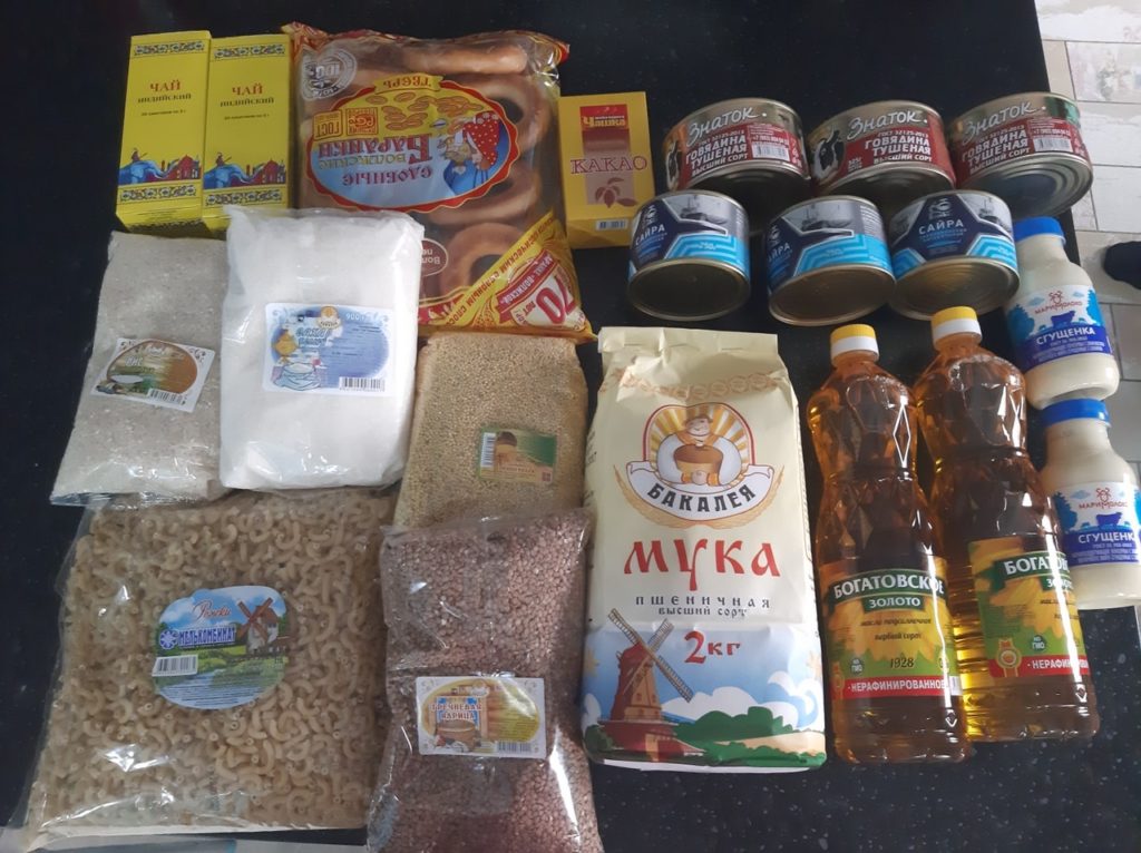 В Тверской области начали выдавать бесплатные продуктовые наборы для школьников