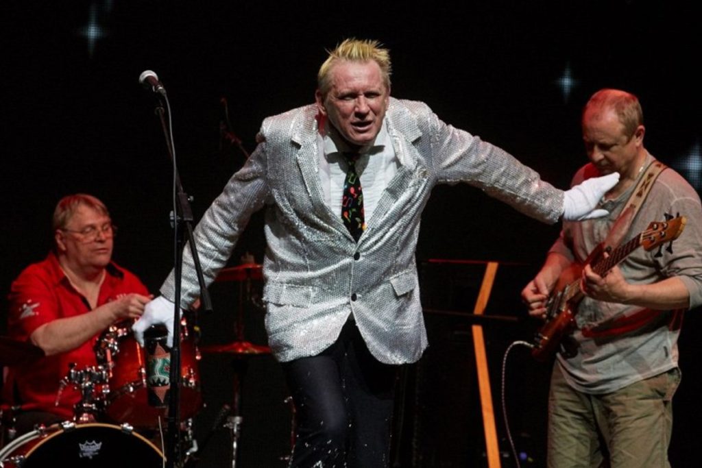 Концерт "АукцЫон", выступление Вадима Самойлова и много спектаклей: что смотреть онлайн 22 апреля