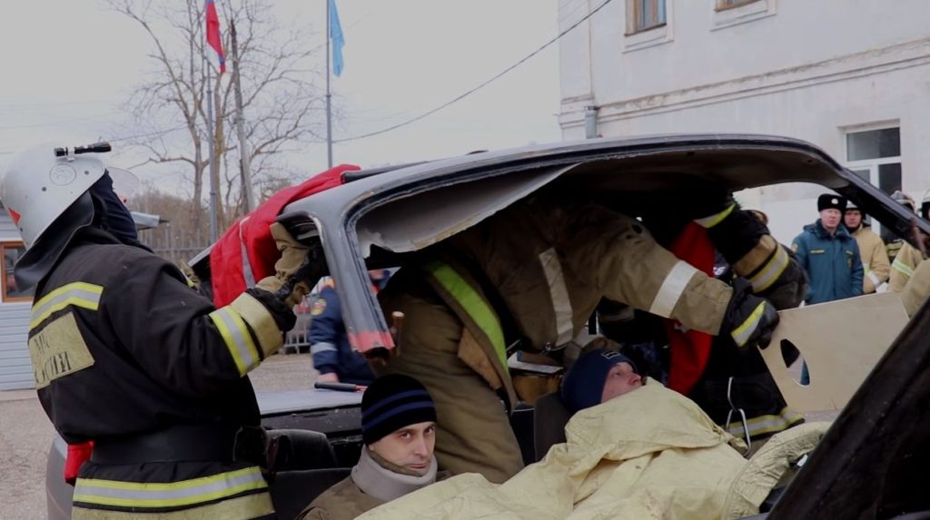 Спасатели соревновались в вырезании "пострадавших" из разбитых авто в Тверской области Спасатели соревновались в вырезании "пострадавших" из разбитых авто в Тверской области