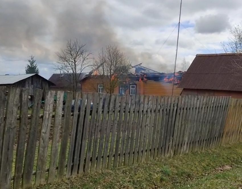 Догорающий частный дом сняли на видео в Тверской области Догорающий частный дом сняли на видео в Тверской области