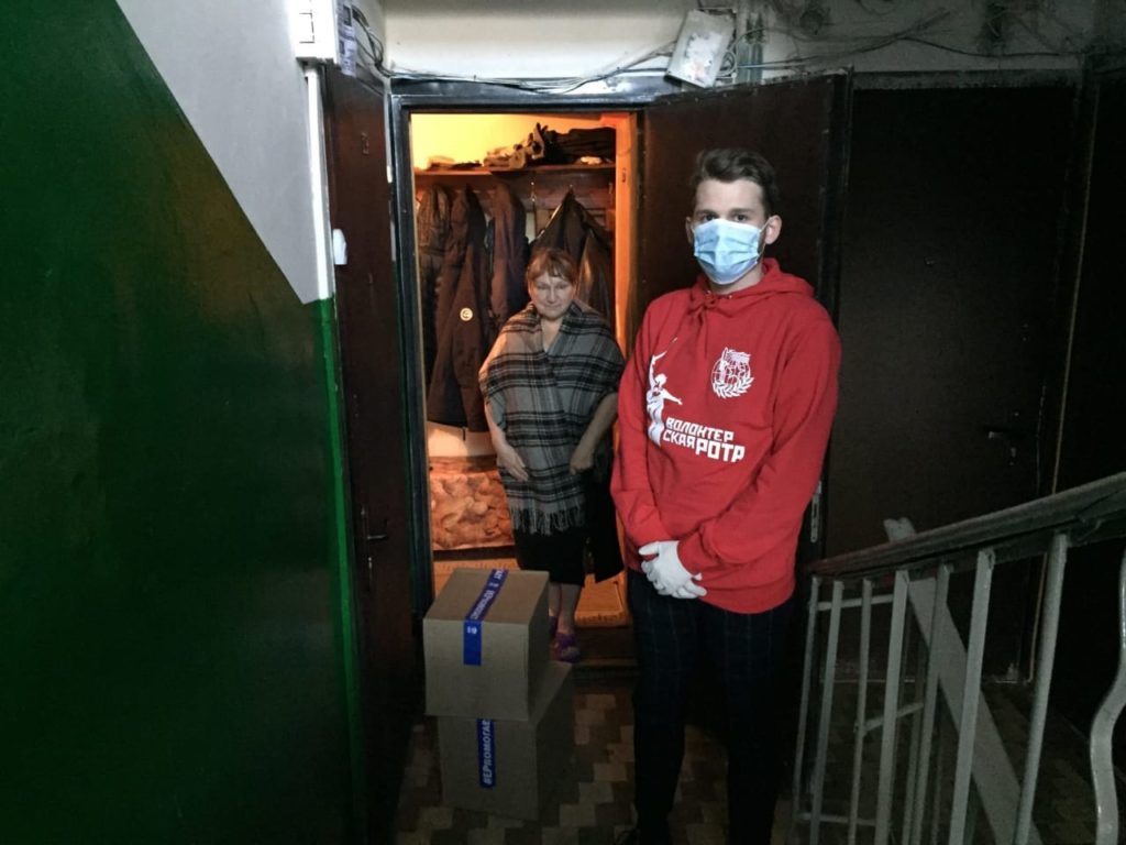 Участники "Волонтёрской роты" помогают пожилым людям в Твери Участники "Волонтёрской роты" помогают пожилым людям в Твери