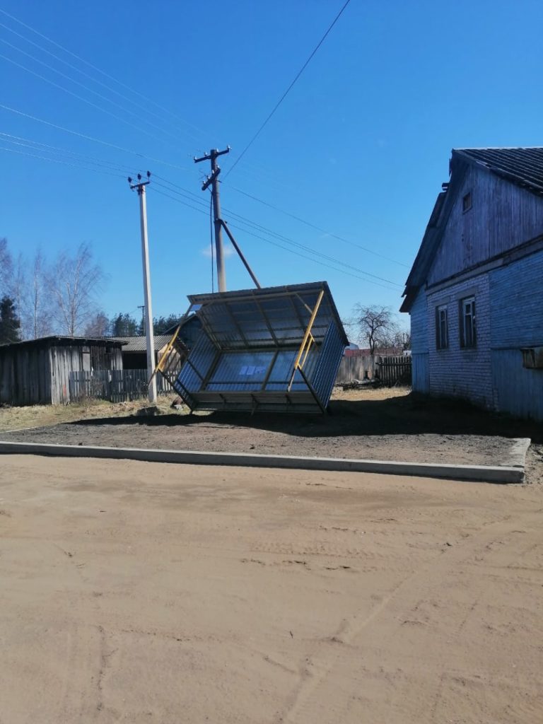 В Тверской области ветер опрокинул остановку