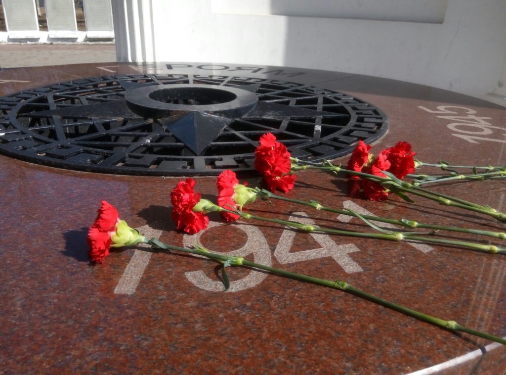 В парке Победы Твери оштукатурили и покрасили Пантеон Памяти В парке Победы Твери оштукатурили и покрасили Пантеон Памяти