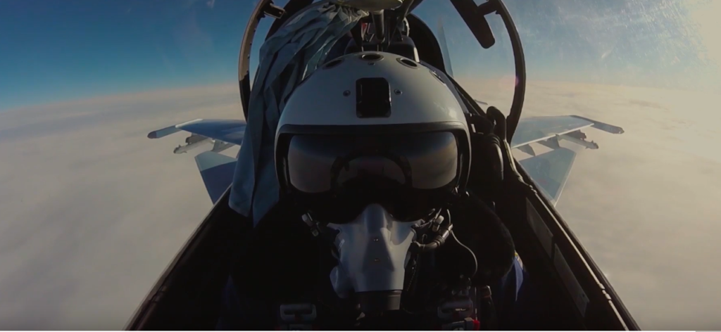 В небе над Тверской областью пилоты истребителей устроили учебные бои