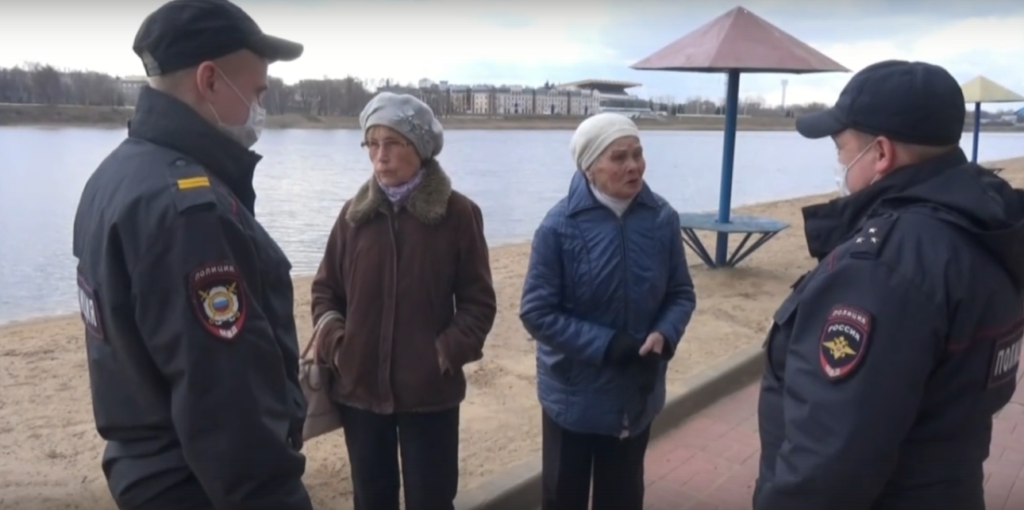 Сотрудники полиции показали, как следят за соблюдением самоизоляции в Твери