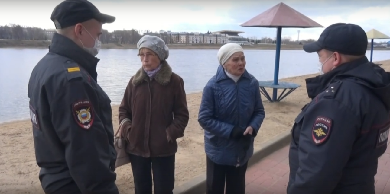 Сотрудники полиции показали, как следят за соблюдением самоизоляции в Твери Сотрудники полиции показали, как следят за соблюдением самоизоляции в Твери