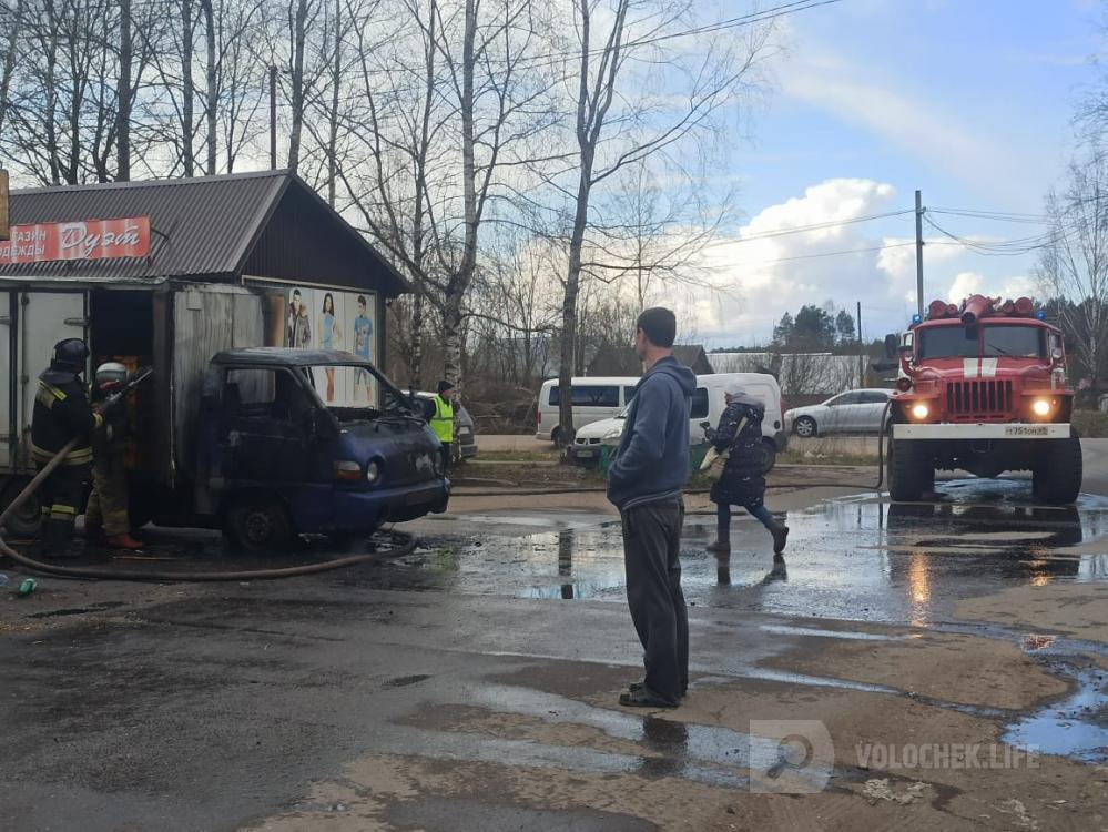 В Тверской области загорелась машина с хлебом В Тверской области загорелась машина с хлебом
