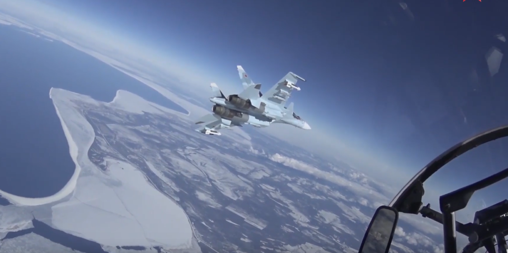 В небе над Тверской областью пилоты истребителей устроили учебные бои