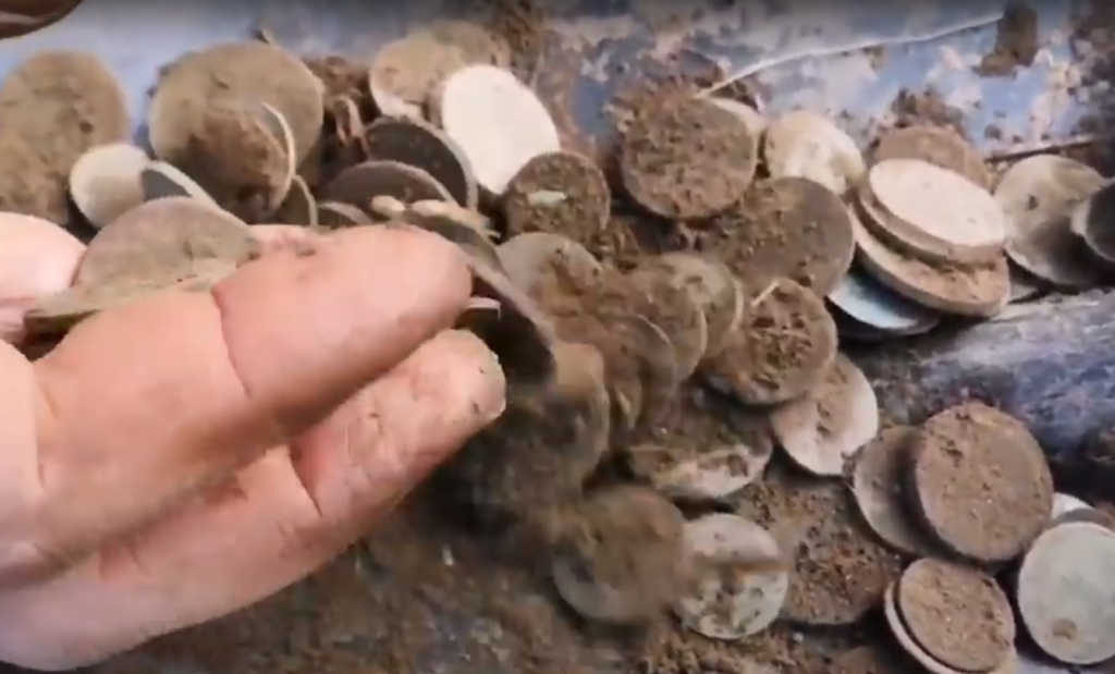 Житель Тверской области нашёл клад с монетами Житель Тверской области нашёл клад с монетами