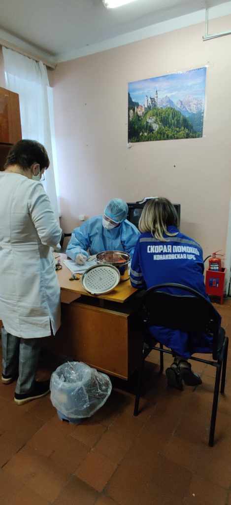 Медики показали, как проходят тест на коронавирус в Тверской области