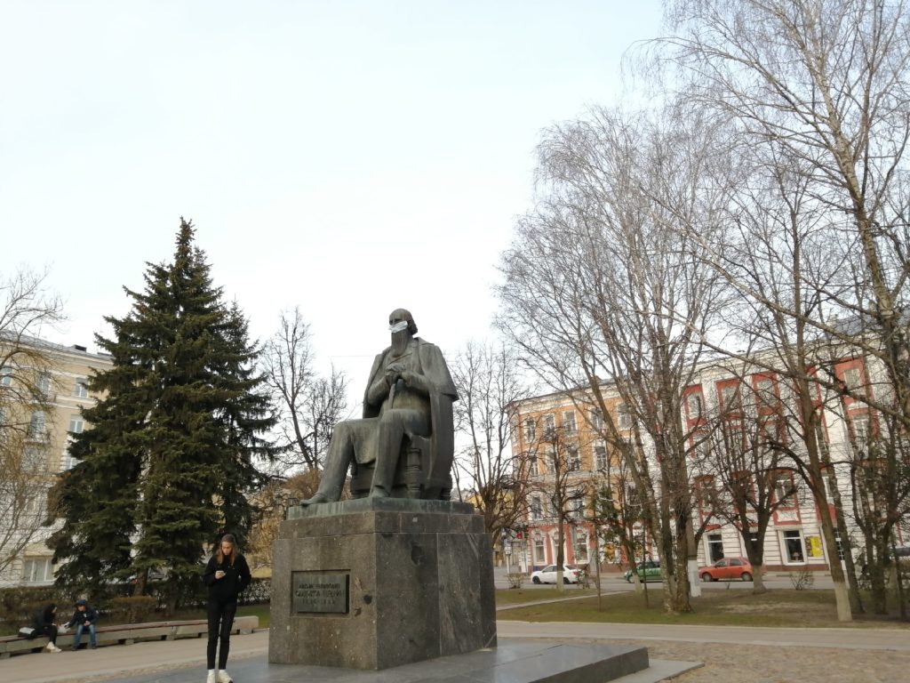 Памятнику Салтыкову-Щедрину надели маску