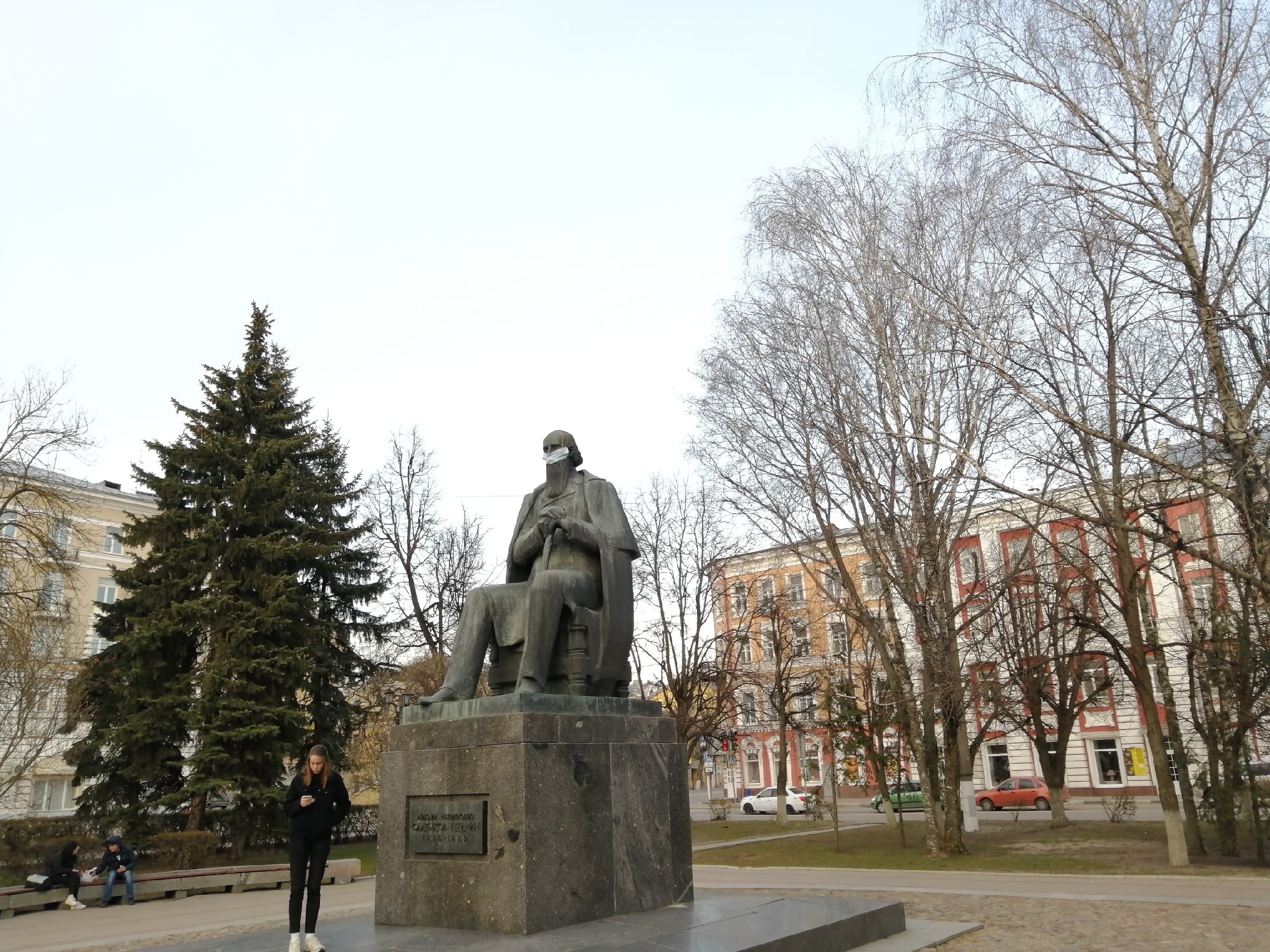 Памятнику Салтыкову-Щедрину надели маску Памятнику Салтыкову-Щедрину надели маску