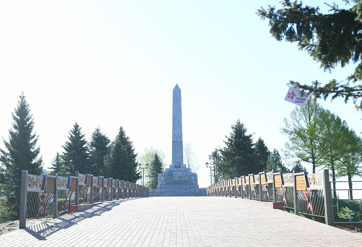 Губернатор Игорь Руденя возложил цветы к Обелиску советским воинам в Ржеве