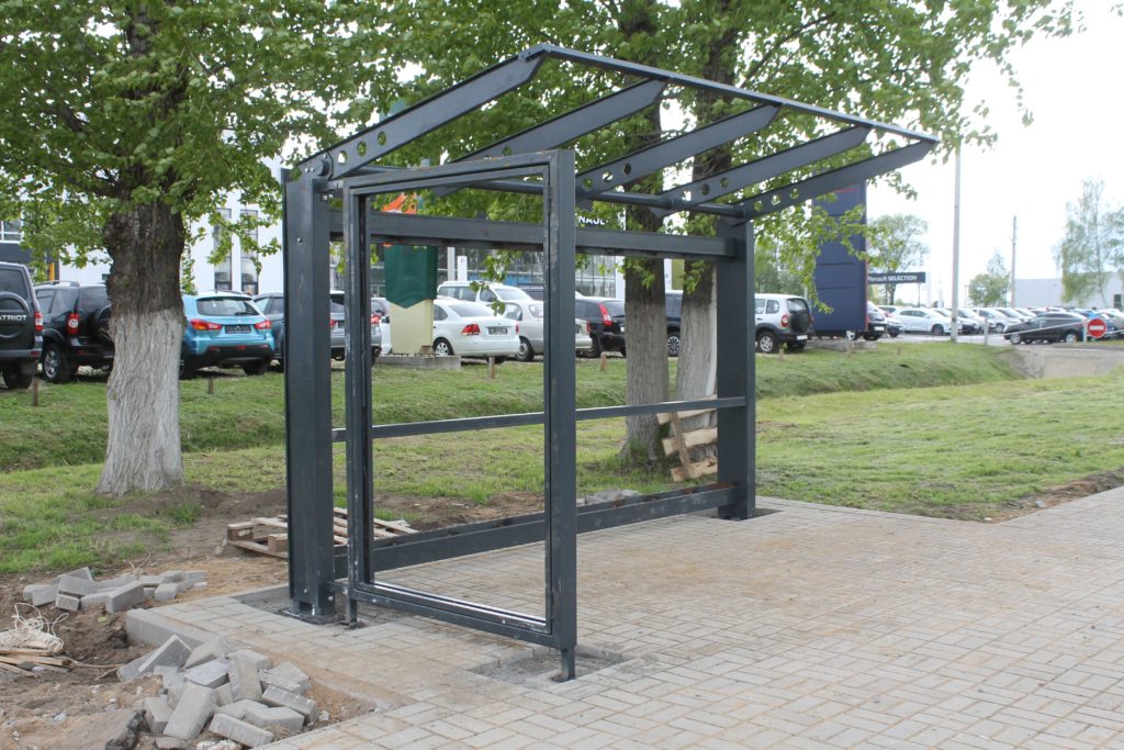 На Московском шоссе в Твери обустраивают автобусные остановки На Московском шоссе в Твери обустраивают автобусные остановки