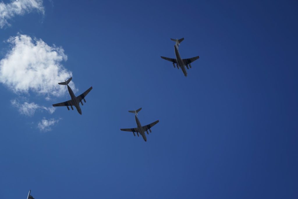 Самолеты парадным строем пролетели над Тверью