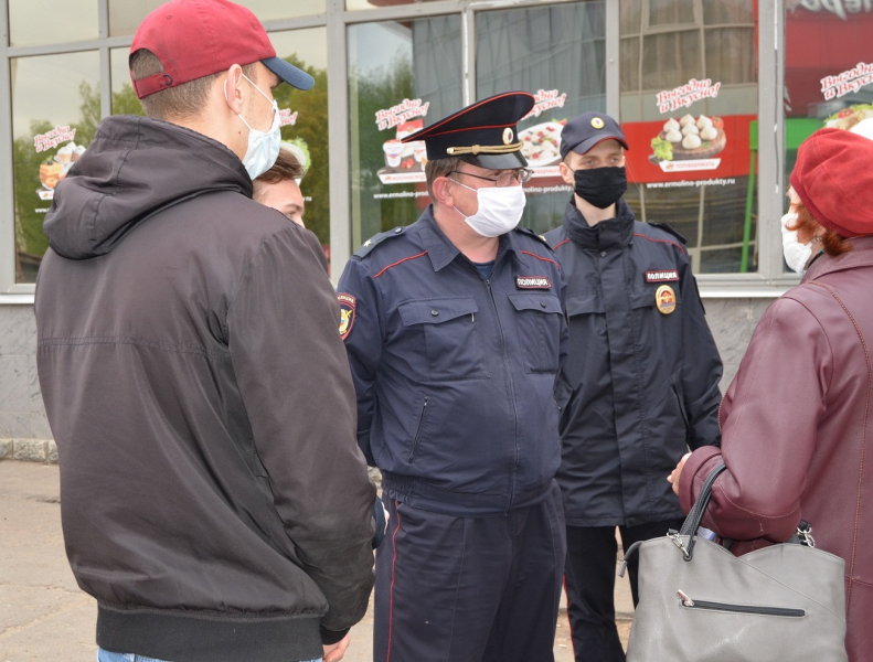 Сотрудники полиции на улицах Твери рассказывали о мошенниках