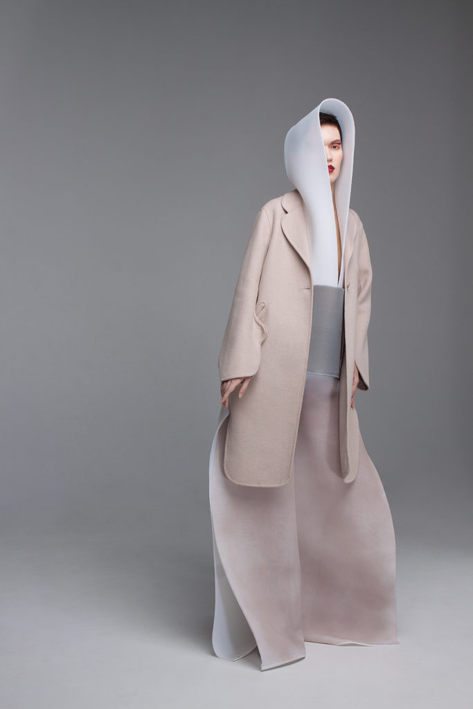 Петербургский фотограф рассказывает о бумажных платьях, в которых нельзя шевелиться