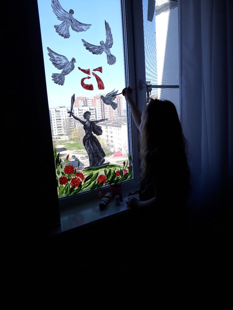 Тверская школьница расписала окна своей квартиры в честь Дня Победы