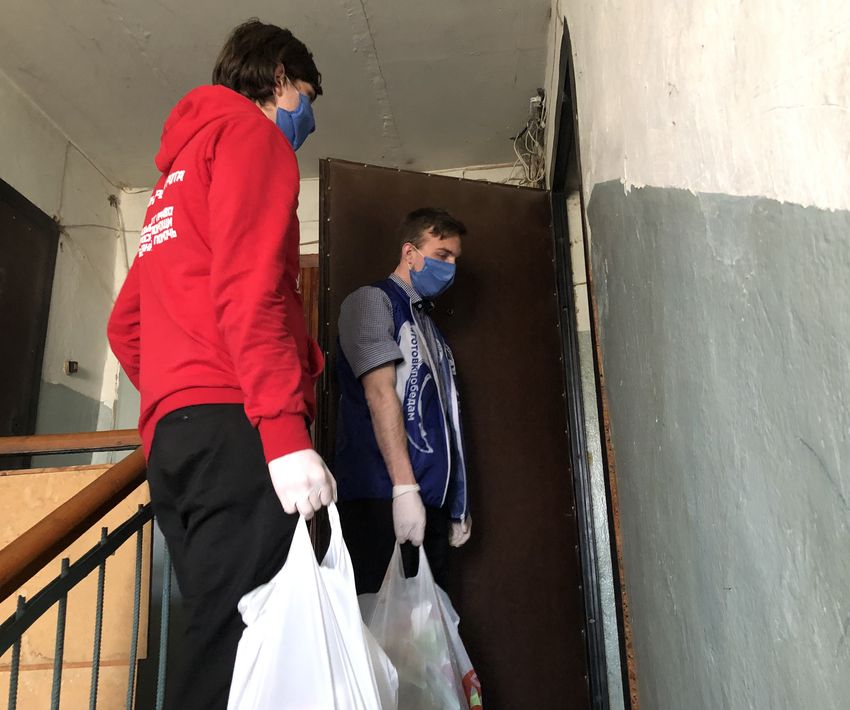 В Тверской области волонтеры продолжают помогать одиноким пенсионерам В Тверской области волонтеры продолжают помогать одиноким пенсионерам