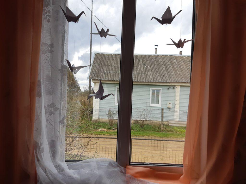 Юные жители Тверской области украшают окна бумажными журавлями