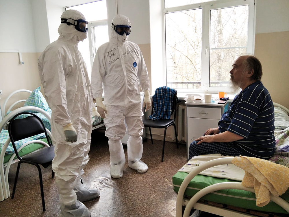 Врачи показали, как лечат больных коронавирусом в Твери Врачи показали, как лечат больных коронавирусом в Твери